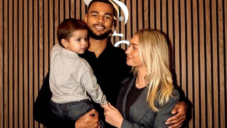 Gakpo com a namorada Noa van der Bij e o filho Samuel