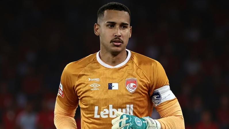 Gabriel Batista com a camisola do Santa Clara