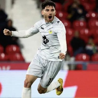 Partida inicia com tiro antecipado por dupla