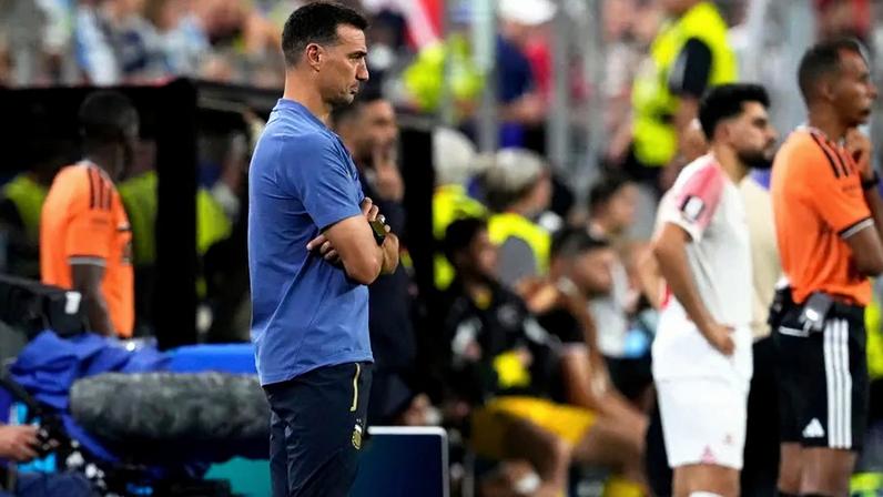 Scaloni durante o jogo com a Jordânia