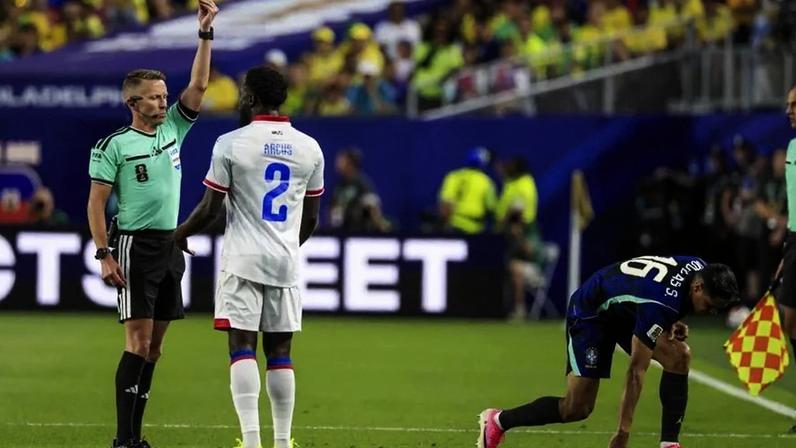 Jogador do Haiti vê amarelo