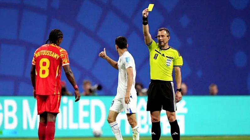 Árbitro Felix Zwayer mostra amarelo no Congo-Uzbequistão