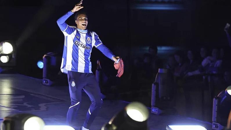 Alberto Costa nos EUA para aprimorar a forma física