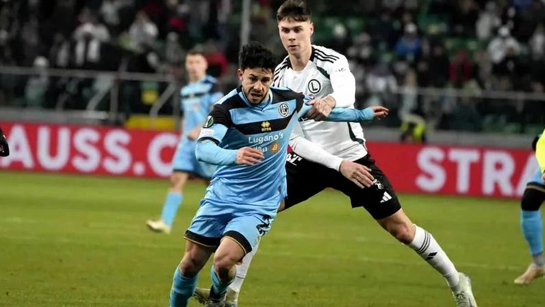 Sergio Barcia (à direita) representa o Legia Varsóvia