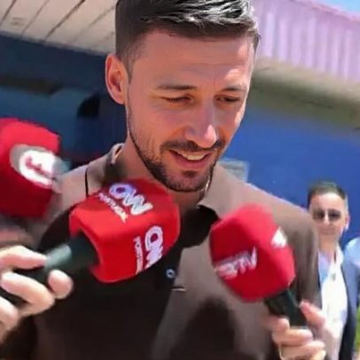 Lenglet chega a Lisboa para reforçar o Benfica