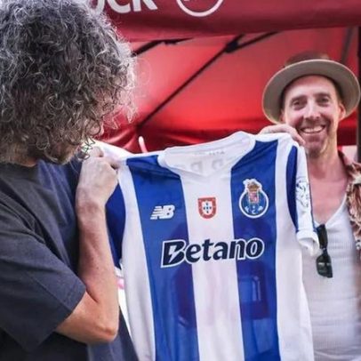 Kaiser Chiefs visitam stand do FC Porto no Rock in Rio e recebem camisola personalizada