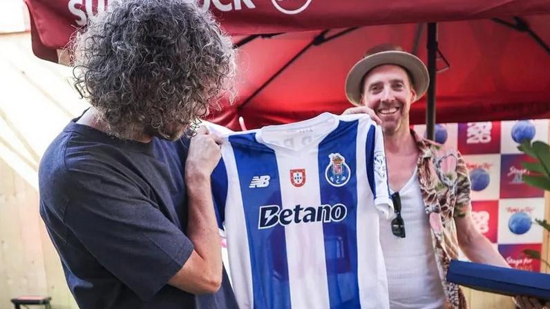 Kaiser Chiefs visitam stand do FC Porto no Rock in Rio e recebem camisola personalizada