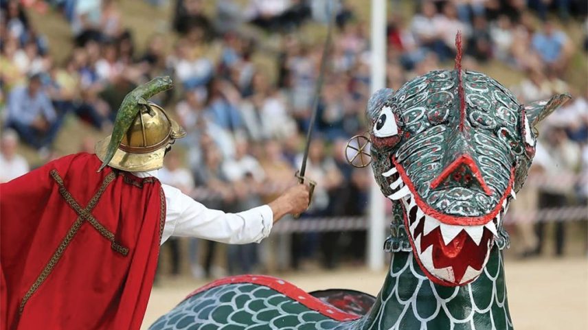 A festa secular foca-se no combate entre o cavaleiro São Jorge, o Bem, e um dragão chamado Coca, o Mal