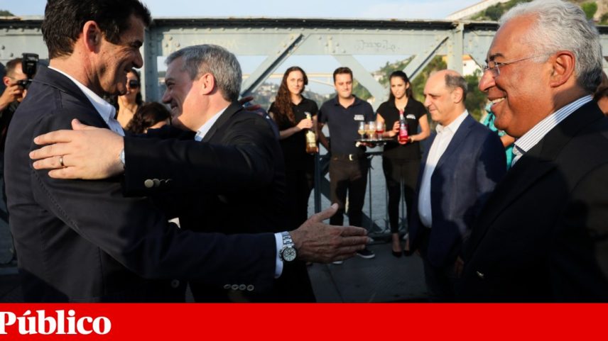 Cumprimento entre autarcas de Porto e Gaia em 2018, em noite de S. João, com a presença do então primeiro-ministro António Costa