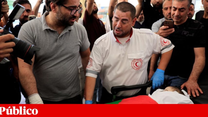 O pai de Sam Abu Haykal durante o funeral do filho em Hebron, na Cisjordânia ocupada por Israel, a 6 de Junho de 2026 Mussa Qawasma/REUTERS