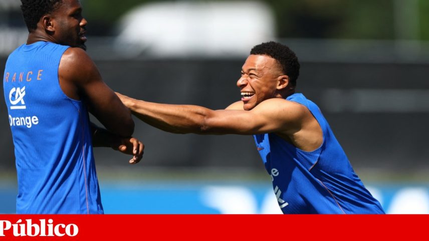 Kylian Mbappe (à direita) e Marcus Thuram durante um treino da selecção francesa no Mundial