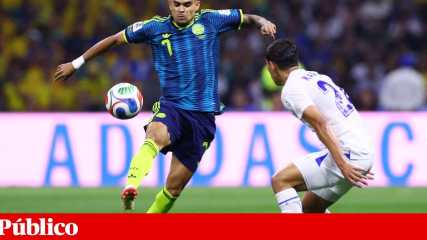 Luis Díaz tenta ultrapassar Fayzullaev, no Estádio Azteca