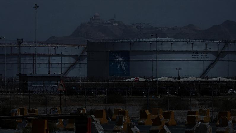 OPEP+ aprova aumento moderado da produção, petróleo volta a níveis pré-guerra