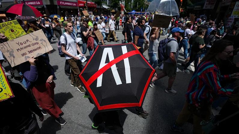 ARQUIVO - Participantes marcham em Vancouver, na Colúmbia Britânica, sábado, 27 de junho de 2026, contra a abertura de centros de dados de IA