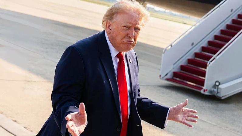 O Presidente Donald Trump fala com jornalistas antes de embarcar no novo Air Force One, na quarta-feira, 1 de julho de 2026, na Base Aérea Conjunta Andrews, Md.