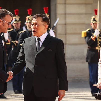 Imagem falsa de IA mostra Macron ajoelhado diante do rei da Tailândia