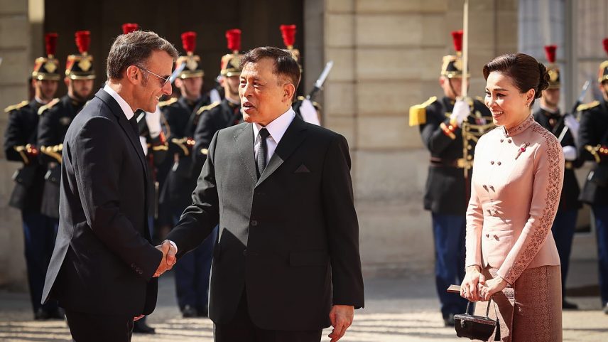 Imagem falsa de IA mostra Macron ajoelhado diante do rei da Tailândia