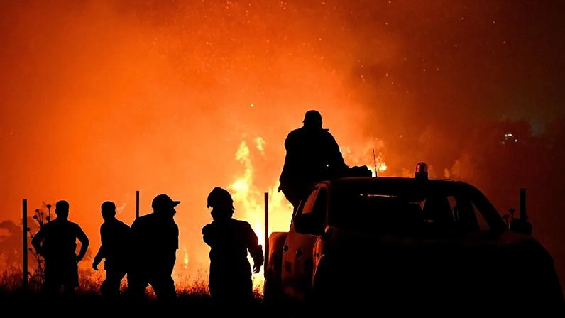 Incêndio florestal no leste de Espanha obriga centenas a fugir