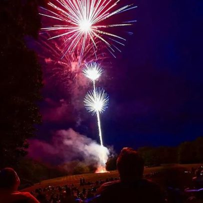 Fogo de artifício ilumina céu de Washington no 250º aniversário dos EUA