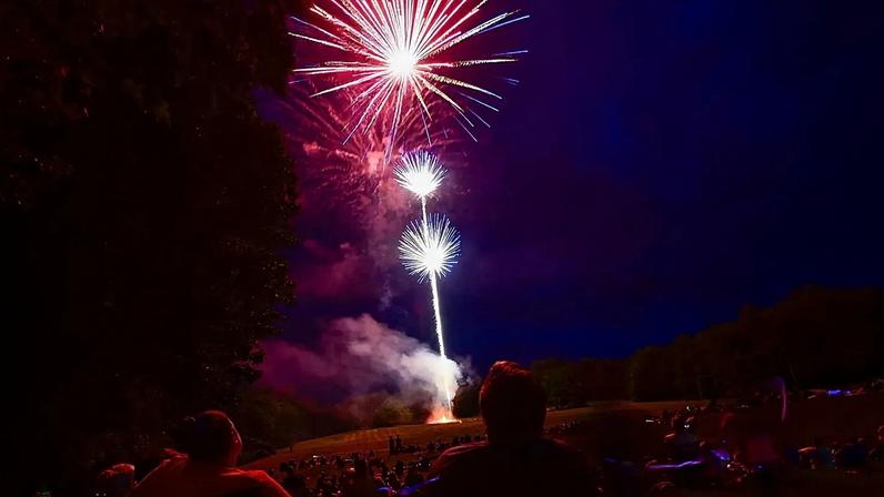 Centenas de pessoas reúnem-se no Living Memorial Park para ver o fogo-de-artifício do 4 de Julho, nas celebrações America 250 em Brattleboro, Vt.