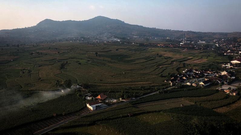 Imagem aérea de drone mostra aldeia nas montanhas Kendeng, em Rembang, Java Central, Indonésia, sexta-feira, 19 de junho de 2026. (AP Photo/Ibrahim AS)