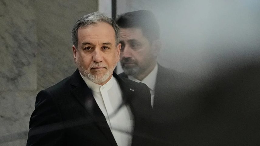 ARQUIVO: Ministro iraniano dos Negócios Estrangeiros Abbas Araghchi chega para se reunir com o homólogo iraquiano Fouad Hussein em Bagdade, 28 de junho de 2026