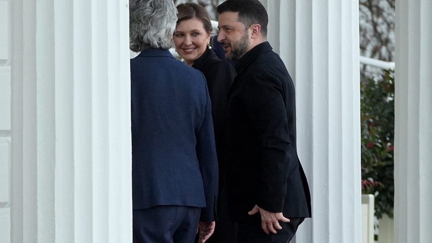 Presidente ucraniano Volodymyr Zelenskyy e a mulher Olena Zelenska com a presidente irlandesa Catherine Connolly à chegada à Irlanda, terça-feira, 2 de dezembro de 2025