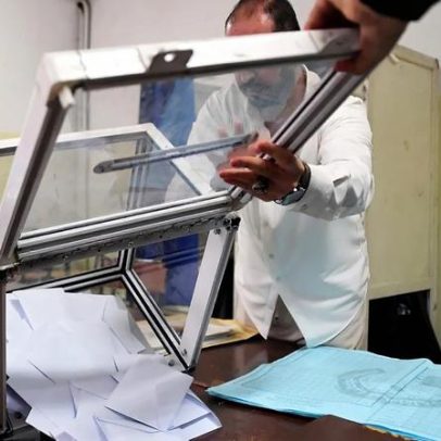 Participação nas legislativas da Argélia cai; eleitores afastam-se