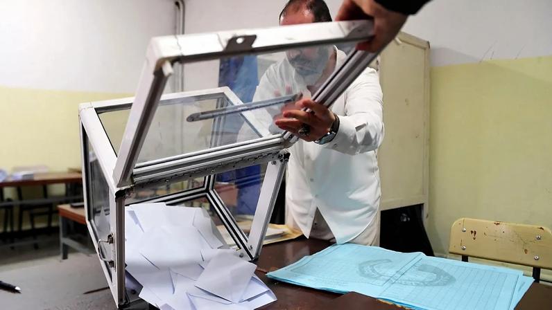 Participação nas legislativas da Argélia cai; eleitores afastam-se