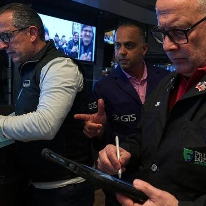 Bolsas asiáticas sobem após recorde do Dow, porém fraqueza dos chips persiste