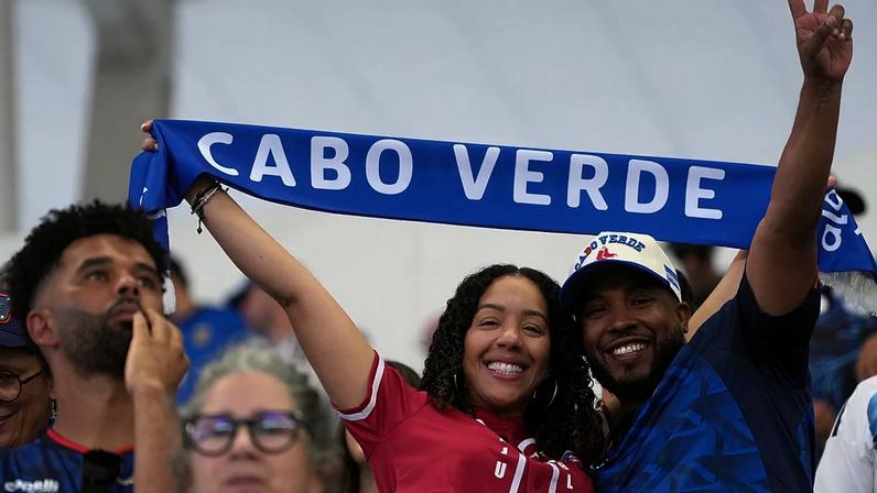 Adeptos festejam antes do jogo dos 16-avos do Mundial entre Argentina e Cabo Verde