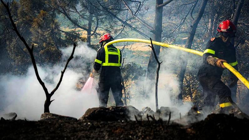Arquivo - Bombeiros combatem um incêndio perto de Jonquières, no sul de França, em 8 de agosto de 2025.