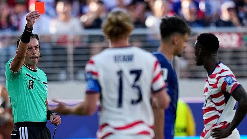 Árbitro Raphael Claus mostra cartão vermelho a Folarin Balogun, dos Estados Unidos, em Santa Clara, 1 de julho de 2026