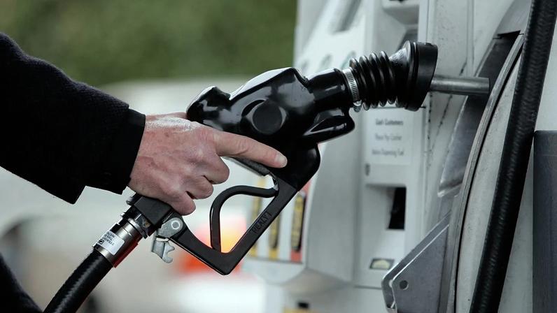 Cliente abastece numa bomba Shell em Menlo Park, Califórnia, quarta-feira, 2 de dezembro de 2009. (Foto AP/Paul Sakuma)