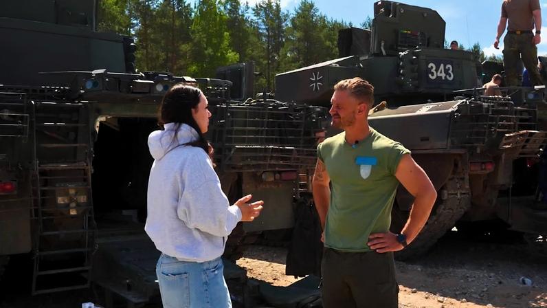 Estudante lituana Kamilė ganhou um passeio de carro de combate com o Exército alemão, que tem treinado nas últimas semanas no campo de Pabradė, perto da Bielorrússia