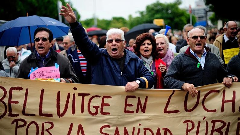 Reformados e doentes protestam no segundo dia da greve dos profissionais de saúde em Bellvitge, Espanha, quarta-feira, 16 de novembro de 2011