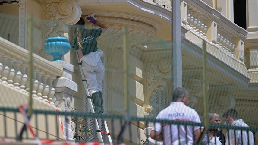 Um inspetor analisa o local no prédio residencial onde um engenho explosivo feriu com gravidade três pessoas no dia anterior, no Mónaco, terça-feira, 30 de junho de 2026.