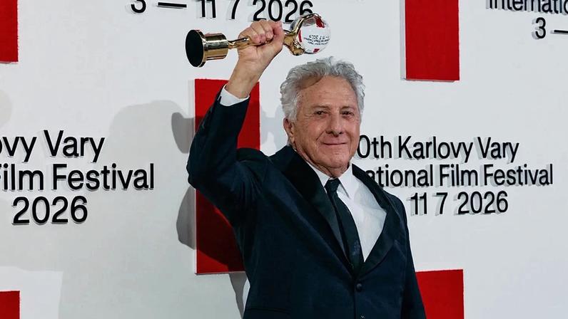 Ator Dustin Hoffman, duas vezes galardoado com o Óscar, ergue alto o Globo de Cristal pela Contribuição Artística Excecional ao Cinema Mundial em Karlovy Vary, 3 julho 2026