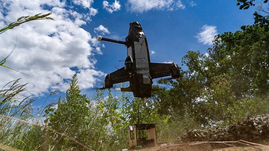 Um drone ucraniano de interceção é lançado perto de Kharkiv, na Ucrânia, sexta-feira, 26 de junho de 2026.