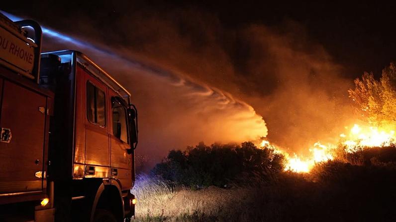 Fotografia fornecida pelos bombeiros franceses do SDIS13, na quinta-feira, 2 de julho de 2026, mostra o incêndio florestal perto de La Fare, no sul de França.