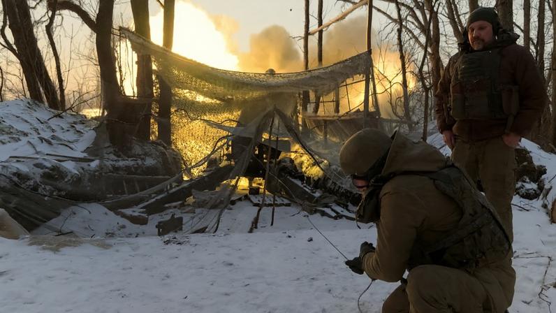 Militares ucranianos disparam contra posições russas na linha da frente na região de Kharkiv, 18 de fevereiro de 2026