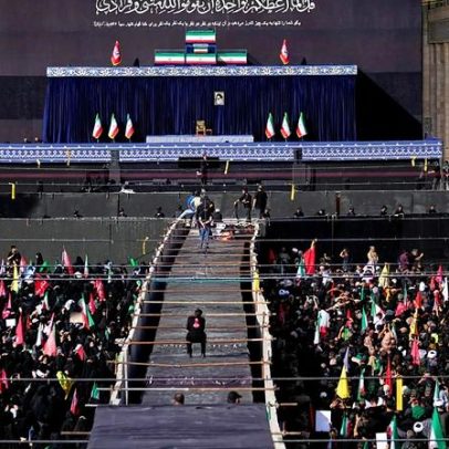 Irão: milhares choram no início das cerimónias fúnebres de Khamenei