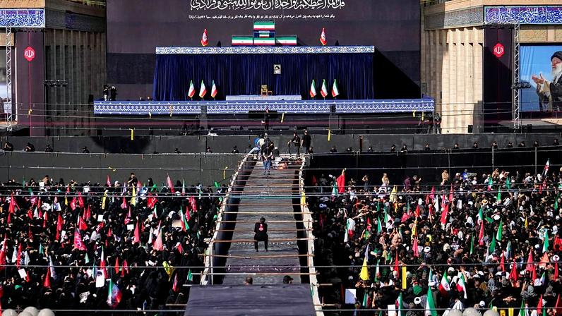Os caixões do falecido líder supremo iraniano, aiatola Ali Khamenei, e de familiares estão expostos no início das cerimónias fúnebres de vários dias