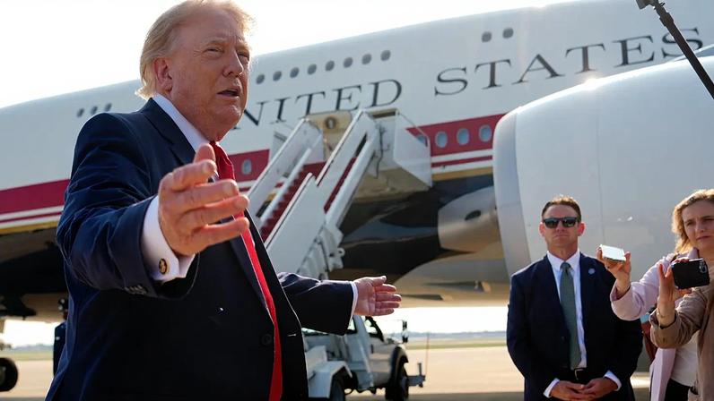 O presidente Donald Trump fala a jornalistas antes de embarcar no Air Force One, quarta-feira, 1 de julho de 2026, na Base Andrews, Maryland. (AP/Julia Demaree Nikhinson)