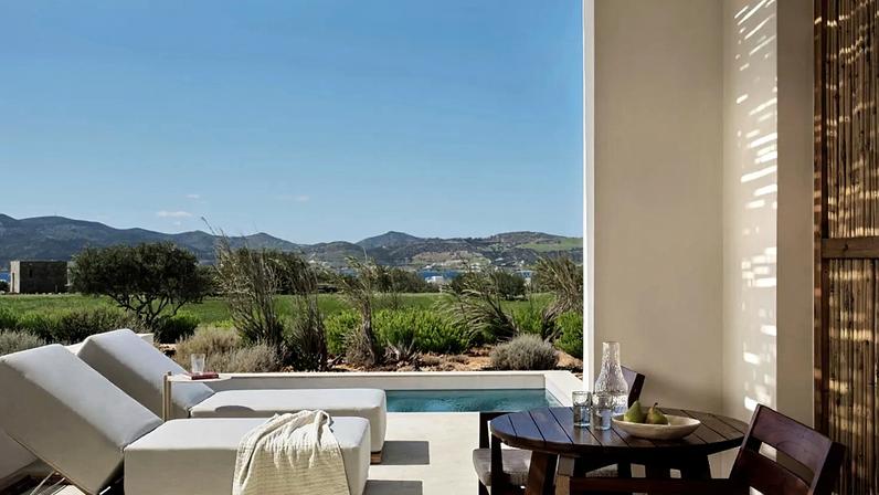 Paros abre hotel boutique com piscina privada ou jacuzzi em todos os quartos