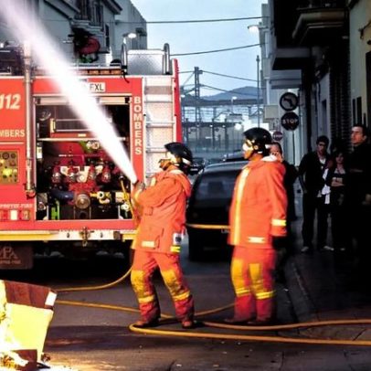 Incêndio em casas ocupadas força evacuação de 80 moradores em Valência