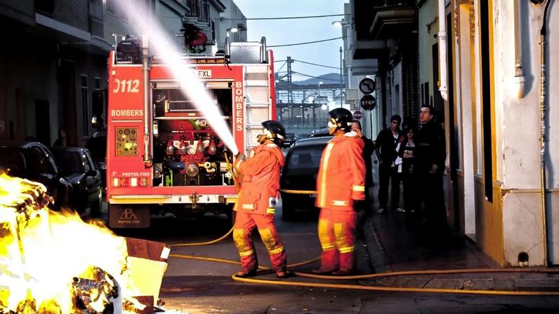 Dois bombeiros extinguem incêndio em Valência