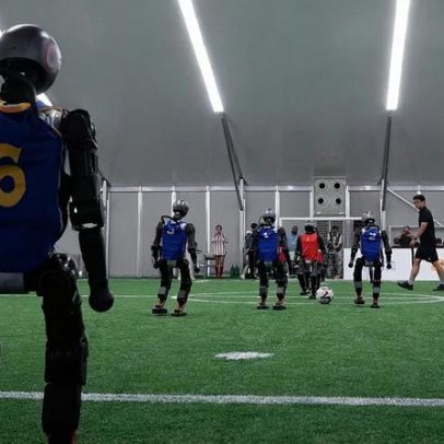 Robôs humanoides demonstram habilidades no futebol em vídeo