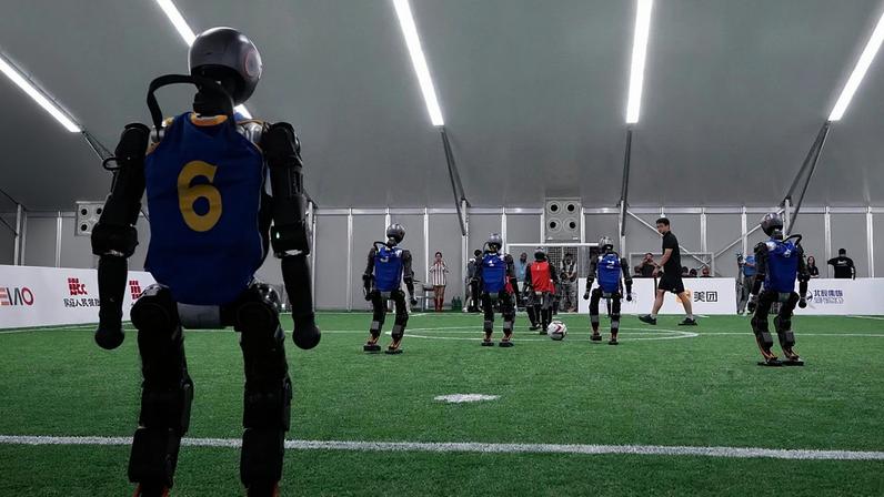 Robôs humanóides Booster jogam futebol numa visita para a comunicação social antes dos Jogos Mundiais de Robôs Humanóides de 2025, em Pequim, China, a 4 de agosto.