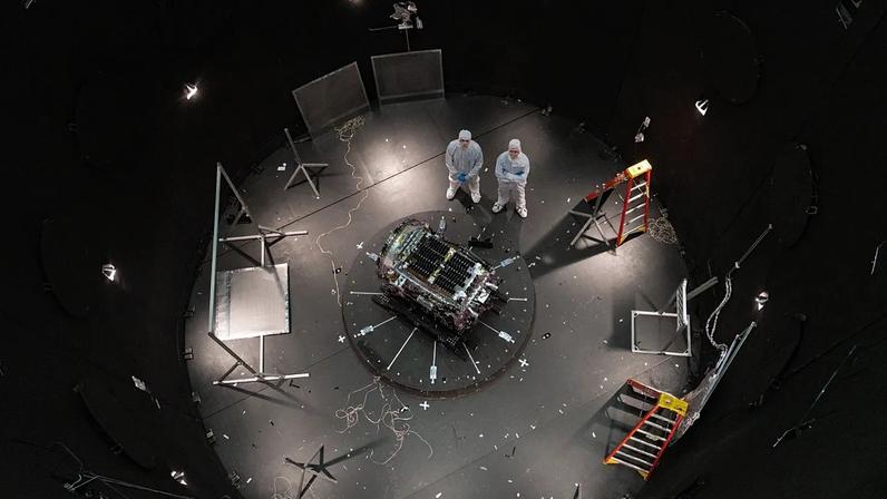Foto da NASA mostra Kieran Wilson e Hunter Robertson, engenheiro de sistemas espaciais, no centro espacial Goddard, em Greenbelt, Maryland, em 17 de abril de 2026